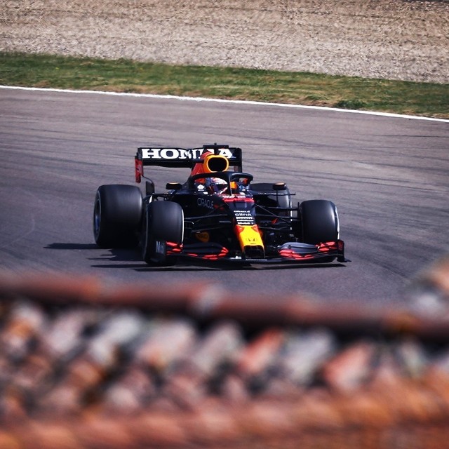 Holender, Max Verstappen, wygrał drugą rundę mistrzostw świata Formuły 1 – Grand Prix Emilii-Romanii. Na torze Imola jako drugi finiszował obrońca tytułu i lider klasyfikacji generalnej, Brytyjczyk Lewis Hamilton, natomiast trzecią lokatę zajął jego rodak Lando Norris, dla którego był to jeden z najlepszych wyścigów w karierze.Fot. F1.com
