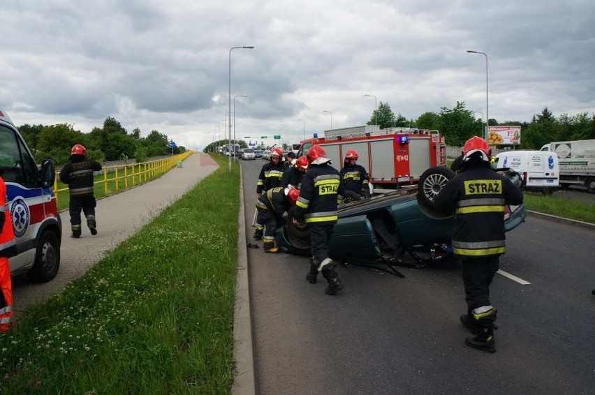 Bytom, wypadek na Miechowickiej - auto dachowało