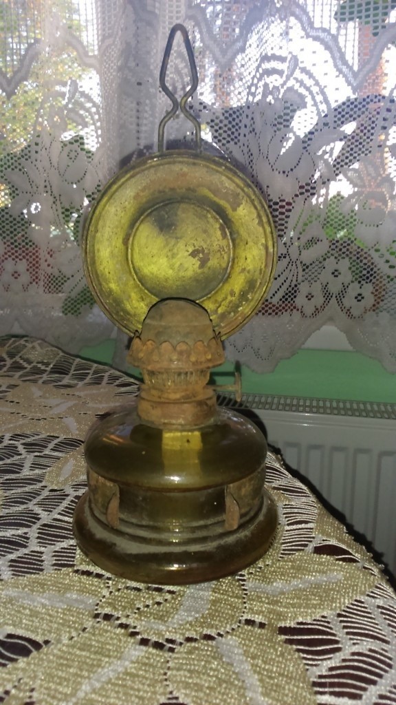 To lampa naftowa - dar Mieczysława Krawczyka, jednego z najstarszych mieszkańców Kończewic (gmina Chełmża)
