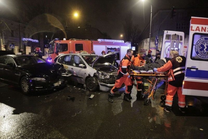 Poważny wypadek na skrzyżowaniu Potza i Wólczańskiej! Są ranni! [zdjęcia]