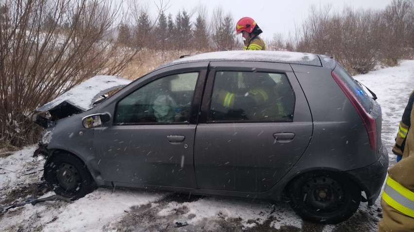 Muszyna wypadek. Na ul. Leśnej zderzył się dostawczak z osobowym autem. Trudne warunki drogowe na Sądecczyźnie [ZDJĘCIA]