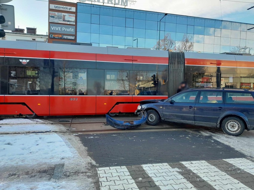 W centrum Częstochowy osobówka zderzyła się z tramwajem