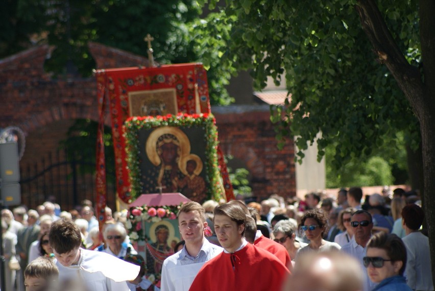 Boże Ciało 2015. Procesja Kolegiaty Wszystkich Świętych w Sieradzu [ZDJĘCIA]