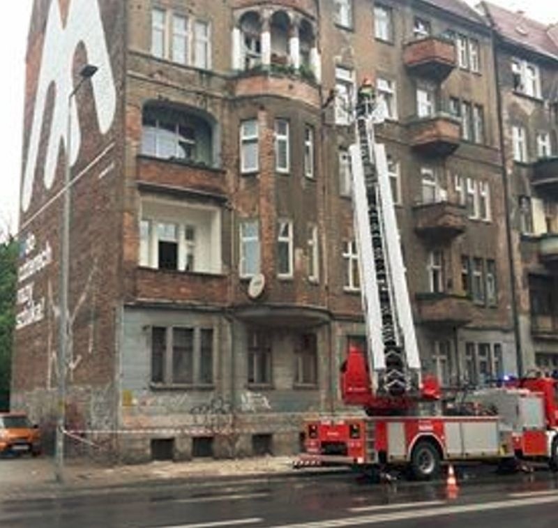 Deszcz i wiatr we Wrocławiu. Tynk odpada z budynków, drzewo runęło na fontannę [ZDJĘCIA]