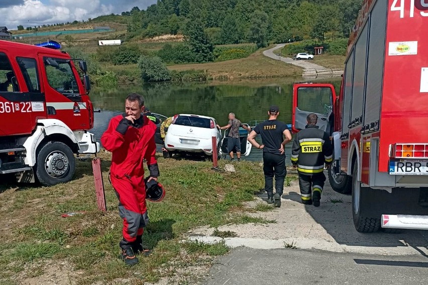 W Nozdrzcu w powiecie brzozowskim do Sanu wpadł samochód osobowy [ZDJĘCIA]