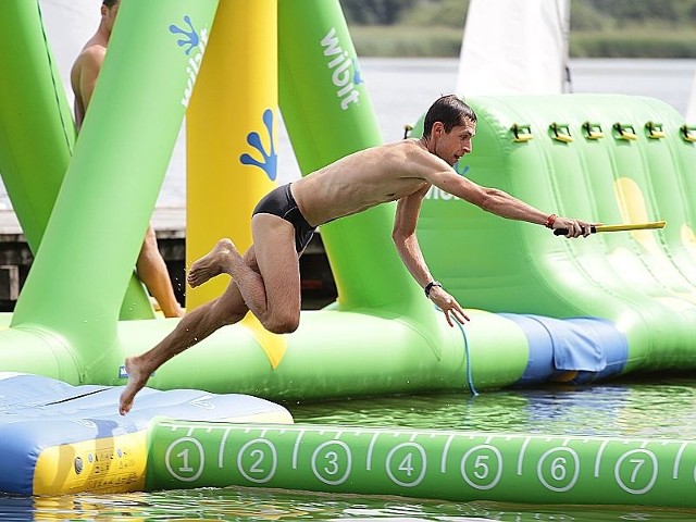 Płyń i skacz po zdrowie&#8221; to impreza promująca ruch na świeżym powietrzu. Udowadnia, że nie każdy lubi leżeć plackiem na plaży i wylegiwać się w słońcu. Amatorów mocnych wrażeń i sportów wodnych w Białymstoku nie brakuje.