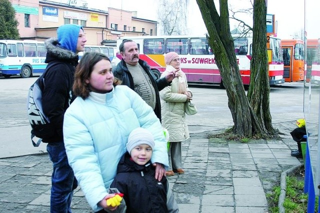 Katarzyna Godlewska (na pierwszym planie) już przyucza swojego synka do zmagań z dojazdami. &#8211; Ale chyba szybciej wnuki doczekają się lepszej komunikacji. Bo to, co jest teraz, to jeden wielki bałagan. Dworzec? A czy w Ełku jest dworzec PKS? &#8211; złorzeczy na przewoźnika pani Katarzyna.