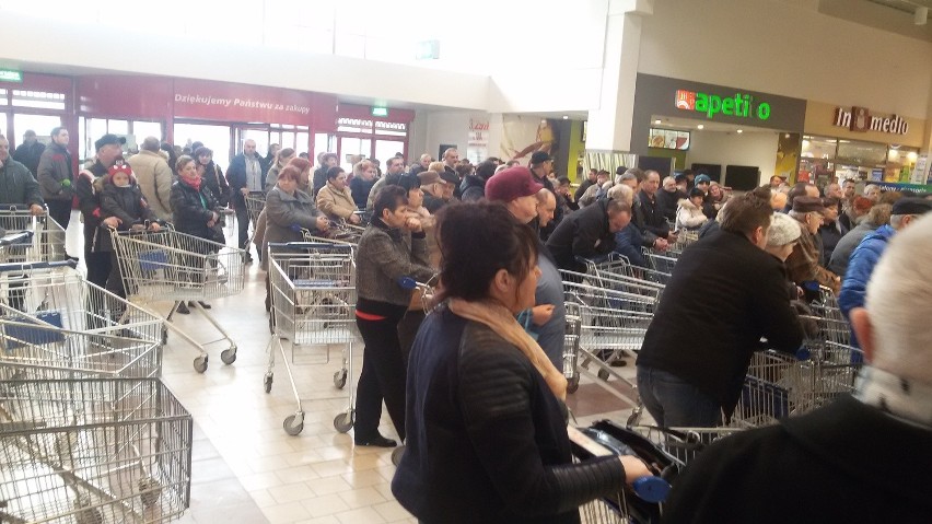 Otwarcie Auchan w Rybniku. Tłumy klientów czekały na ten...