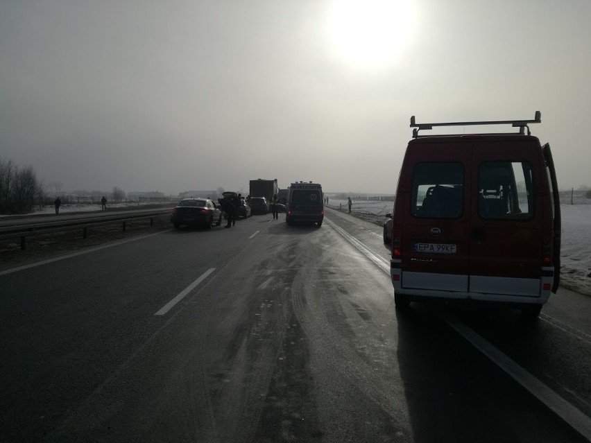 Wypadek na A1 koło Piotrkowa Trybunalskiego. Zderzenie kilkudziesięciu samochodów [ZDJĘCIA,FILM]