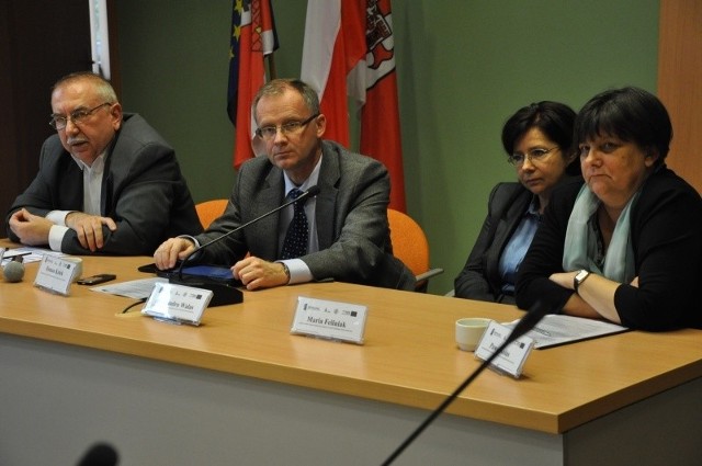 Dyskusja opolskich ekspertów od spraw pomocy społecznej podczas konferencji w Kluczborku, na zdjęciu od lewej:Zdzisław Markiewicz, Roman Kolek, Aleksandra Walas i Maria Feliniak.