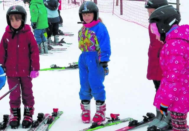Dzieci z gminy Szypliszki uczą się nauki jazdy na nartach.