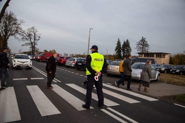 Policyjna akcja „Znicz” potrwa do niedzieli. Do godzin porannych 5 listopada obowiązywać będzie zmieniona organizacja ruchu w rejonie ul. Bohaterów w Nakle. - Jak dotąd nie odnotowano żadnego zdarzenia drogowego w rejonie cmentarzy w powiecie nakielskim. Nie wpływały też żadne zgłoszenia dotyczące przypadków ograbienia nagrobków, czy zniszczenia mienia - informuje mł. asp. Justyna Andrzejewska, oficer prasowy KPP w Nakle  Flesz - wypadki drogowe. Jak udzielić pierwszej pomocy? 