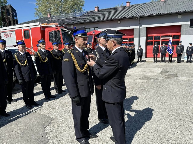 Podczas obchodów dnia strażaka były awanse, wyróżnienia oraz przekazanie i poświęcenie nowego pojazdu, który trafił na wyposażenie komendy w Starachowicach.