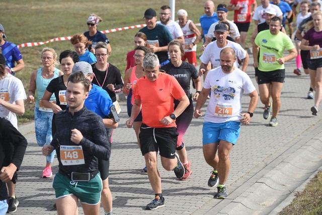 W niedzielę odbył się III Bieg Wałem Wiślanym o Puchar Wójta Gminy Wielka Nieszawka. Dorośli uczestnicy zawodów mieli do wyboru dwa dystanse - 5 i 10 kilometrów. Dodatkowo na starcie stanęło liczne grono dzieci w różnych kategoriach wiekowych.POLUB NAS NA FACEBOOKU Nie wiesz, jak skorzystać z PLUSA? Kliknij TUTAJ;nf, a dowiesz się więcej![lista][*] Co dostanę w ramach abonamentu?;nf[*] Dlaczego mam płacić za treści w sieci?;nf[*] Najczęstsze pytania;nf[/lista]