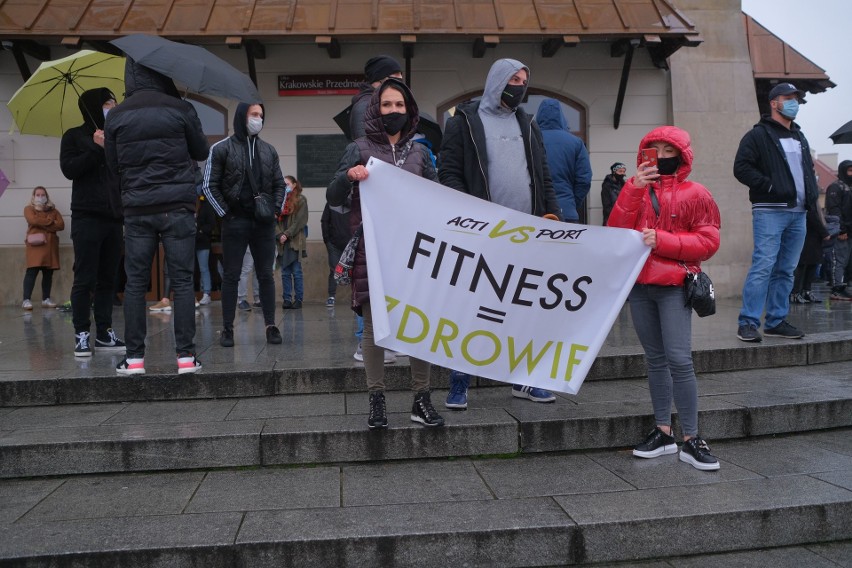 Spontaniczny protest branży fitness w Warszawie. "100 tysięcy miejsc pracy jest na szali"