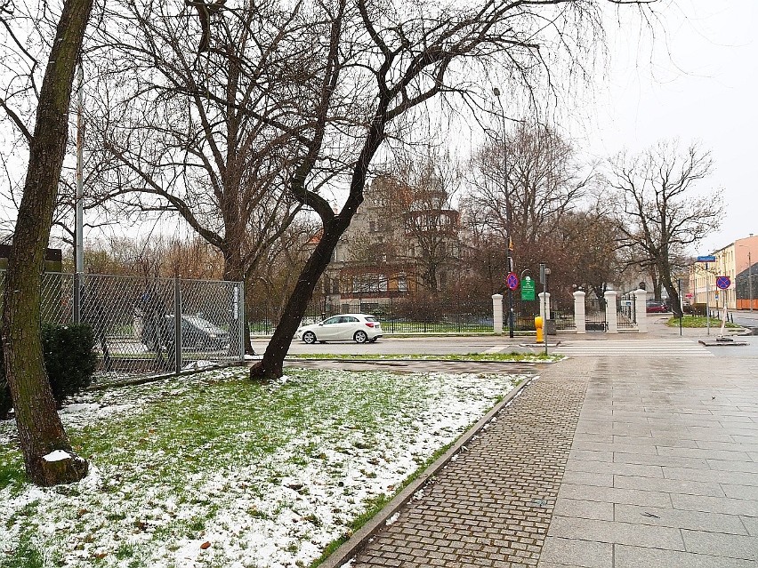 W Łodzi spadł śnieg. Zima nie odpuszcza, choć to już niemal połowa kwietnia. Synoptycy zapowiadają jeszcze wiele zimnych dni