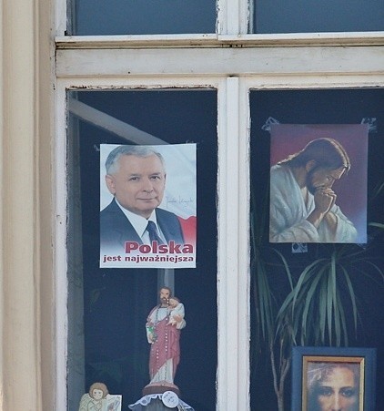 Okno w budynku Zgromadzenia Sióstr Klarysek przy ul. Pobożnego w Słupsku. Takich dekoracji jest tu więcej.