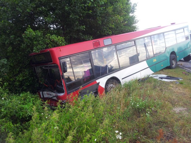 Autobusu zderzył się z autem osobowym.