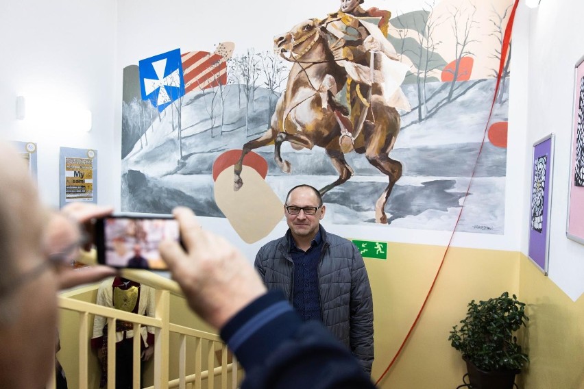 W Rzeszowskim Domu Kultury filia Pobitno odsłonięto mural Arkadiusza Andrejkowa [ZDJĘCIA]