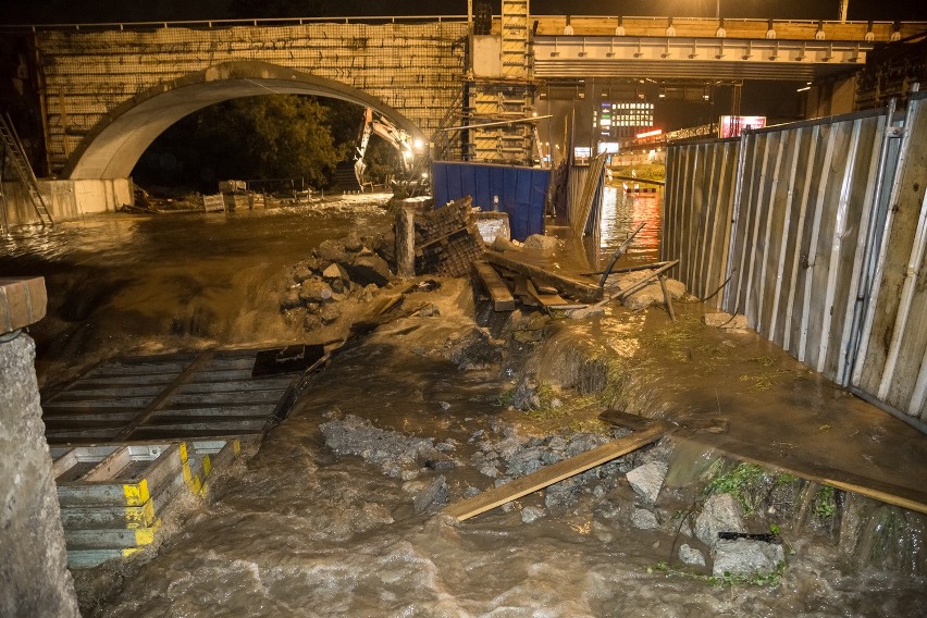 Na zdjęciach: zalany Złocień i okolice wiaduktu na Opolskiej