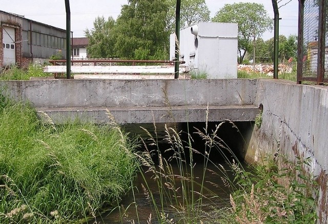 Nielegalny most na terenie zakładu "JS&#8221; w Bytowie.