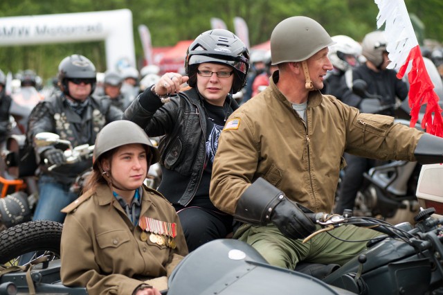 W ubiegłym roku na Charlotta Moto Fest przyjechali także motocykliści na historycznych pojazdach i w historycznych mundurach.