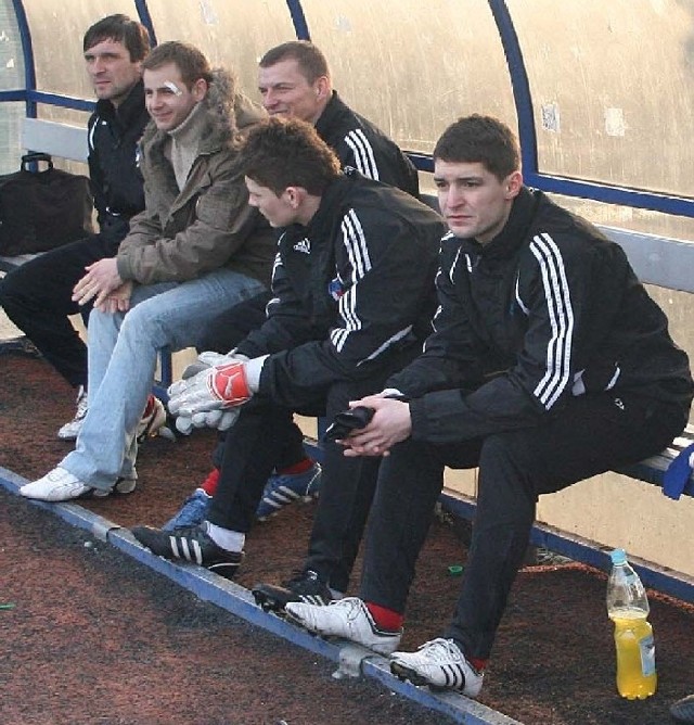 Przemysław Cichoń (drugi z lewej) po raz drugi w tym sezonie przesiedzi mecz na ławce rezerwowej. Zadeklarował jednak, że po ostatnim gwizdku otworzy szampana.