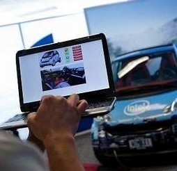 Technologia zastosowana przez firmę Intel pozwoli na wirtualny dostęp do samochodu za pomocą telefonu komórkowego (fot. Intel)