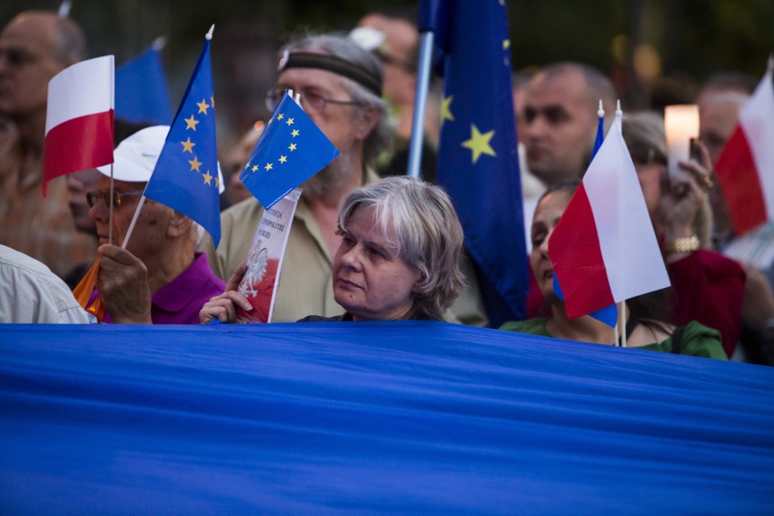 "Europo, nie odpuszczaj!" Protest w obronie sądów w Krakowie