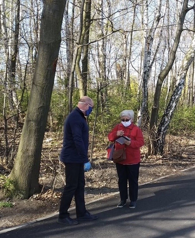 Seniorzy w Mysłowicach za darmo otrzymują maseczki ochronne....