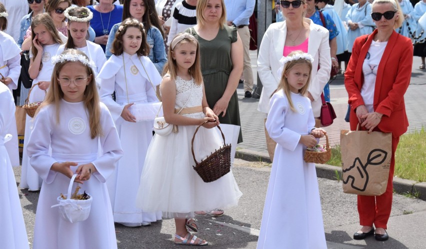 Ostrołęka. Boże Ciało 2022. Zdjęcia z procesji z ostrołęckiego klasztoru. 16.06.2022