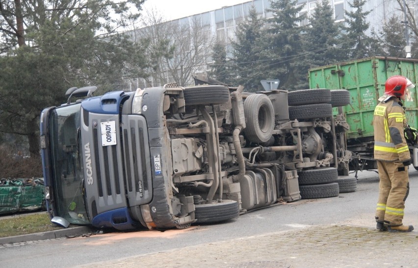 Wypadek ciężarówki na rondzie Żołnierzy Wyklętych w Piotrkowie Trybunalskim! ZDJĘCIA. Przewrócona ciężarówka! 2.03.2023