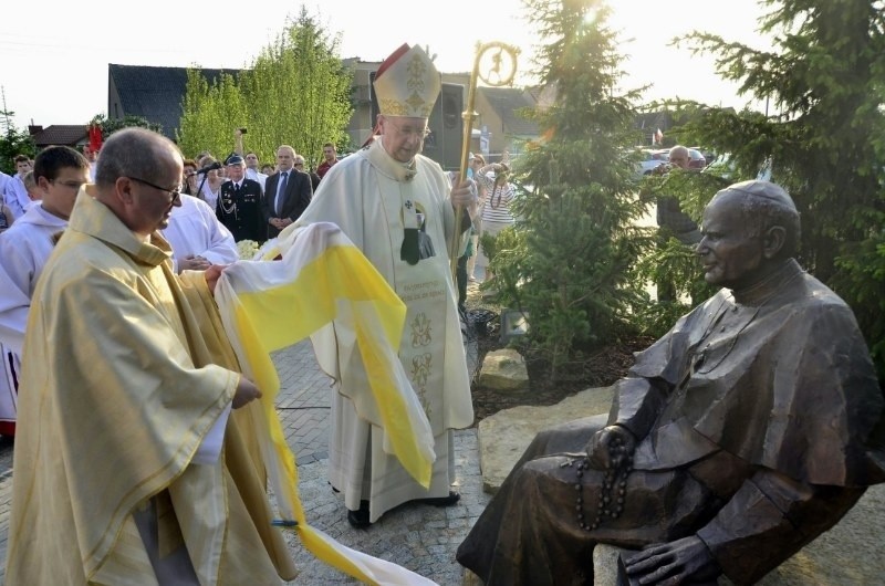 Pleszew: Odsłonięto pomnik Jana Pawła II