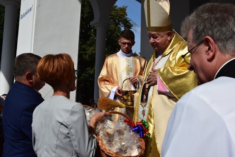 XX Dożynki Wojewódzkie w Zawadzie koło Dębicy. Uroczystościom przewodniczył kardynał Stanisław Dziwisz [ZDJĘCIA]