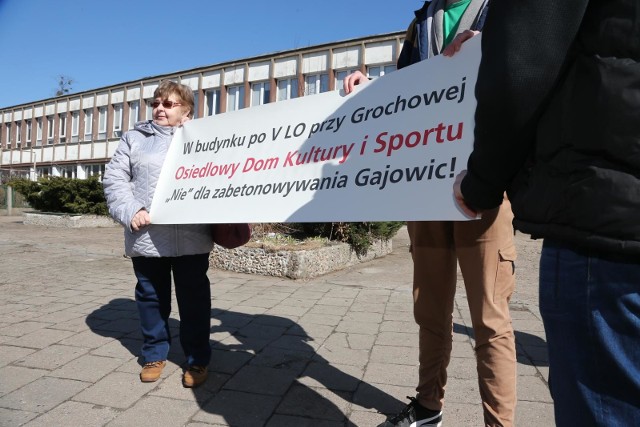 – To idealne miejsce na centrum aktywności społecznej, z halą sportową, która po remoncie mogłaby służyć młodzieży. W budynku mogłaby działać biblioteka publiczna i coraz większy klub seniorów – proponuje Paweł Pomian, sekretarz osiedla.