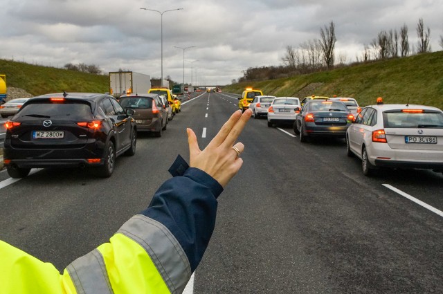 Od 6 grudnia obwiązuje zasada jazdy na suwak oraz tworzenia korytarza życia. „Korytarz Życia” na 3 pasmowym odcinku drogi tworzy się w następujący sposób: jadący lewym pasem – zjeżdżają maksymalnie do lewej krawędzi, jadący pasem środkowym i prawym - zjeżdżają maksymalnie do prawej krawędzi pasów, korzystając z pasa awaryjnego