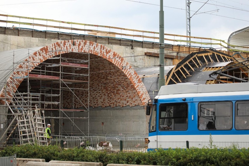 Kraków. Trwa rekonstrukcja wiaduktu nad ul. Grzegórzecką. Łuki pstrokate tylko tymczasowo