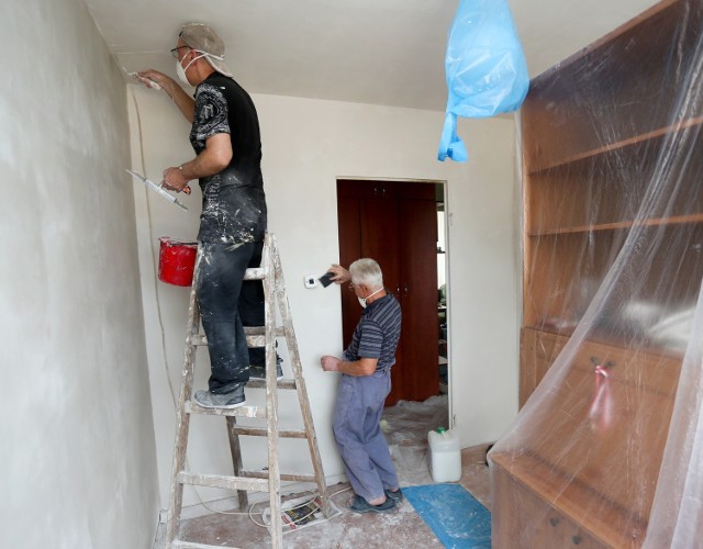 W wakacje dużo ludzi decyduje się na remonty. Najczęściej malują mieszkania.