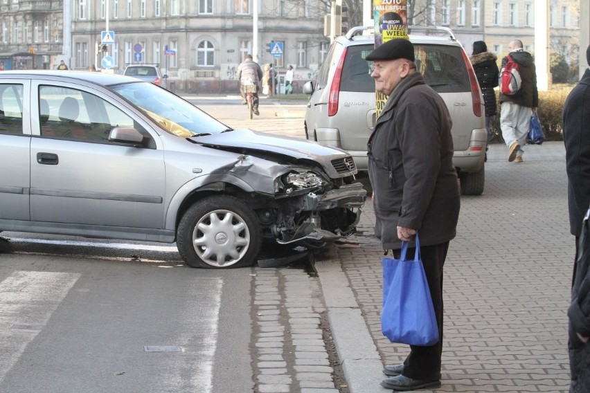 Wypadek na skrzyżowaniu Pomorskiej i Dubois. 87-letni kierowca nie ustąpił pierwszeństwa