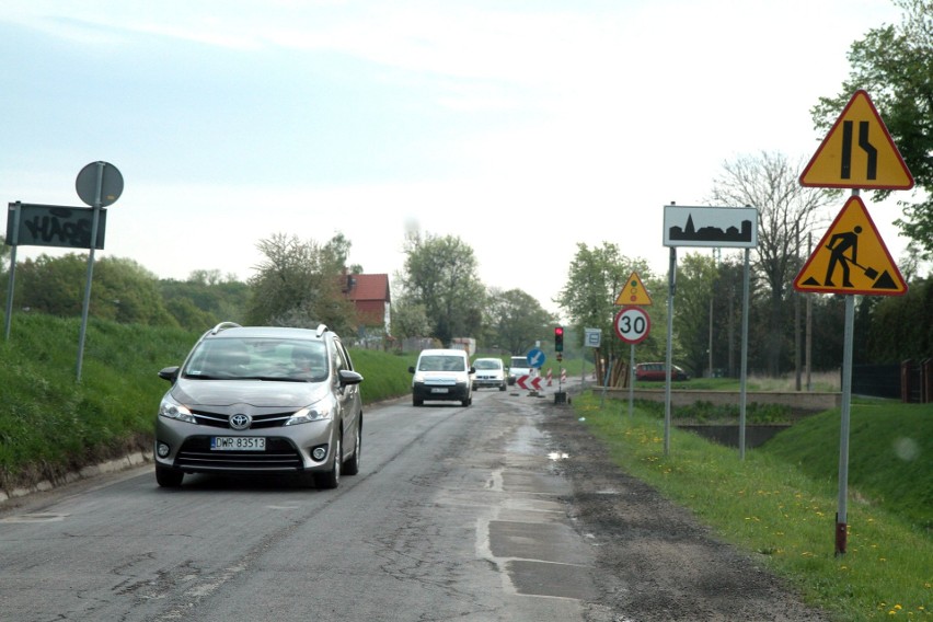 Duże utrudnienia dla kierowców. Trwa remont ulicy Opatowickiej, pojawią się progi zwalniające [ZDJĘCIA]