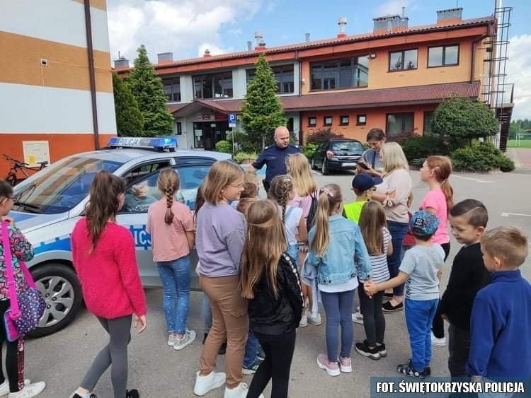 Strażacy i policjanci edukowali w Oleśnicy. Dzieci były zachwycone (ZDJĘCIA)