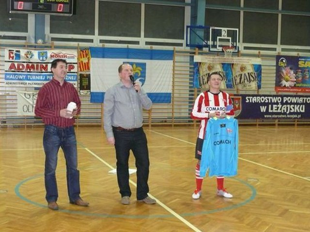 Dariusz Łata (z mikrofonem) w trakcie licytacji koszulki Cracovii.