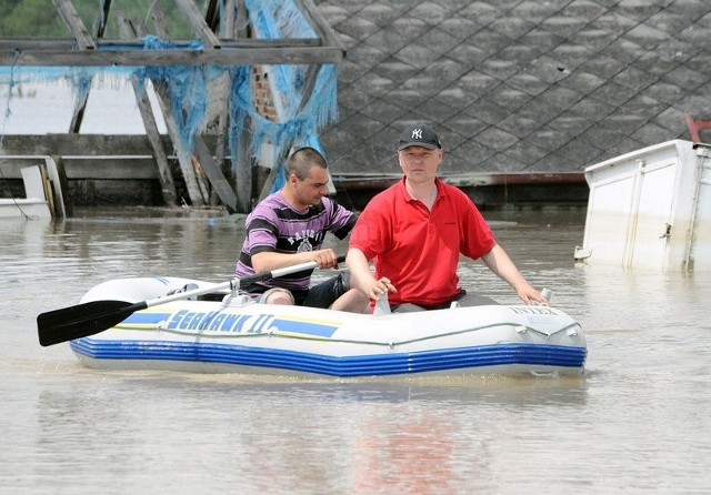 Pomoc powodzianom oferuje coraz więcej osób oraz instytucji humanitarnych. Na zdjęciu mieszkańcy tarnobrzeskiego osiedla Wielowieś.