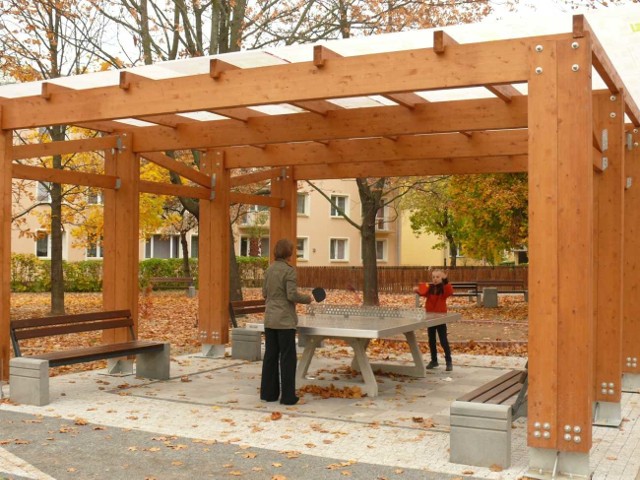 Pergola ze stołem do tenisa stołowego.