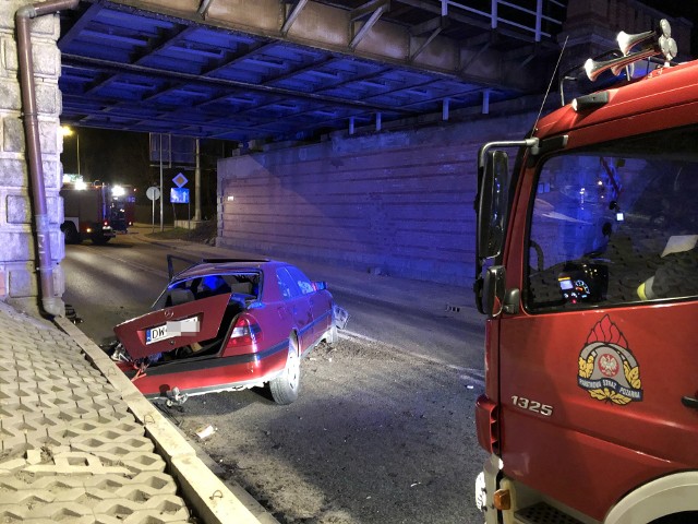 Kierowca  mercedesa jadąc ulicą Borowską w stronę ulicy Grota -Roweckiego, z niewyjaśnionych przyczyn stracił panowanie nad samochodem i uderzył przednim narożnikiem w mur wiaduktu kolejowego.