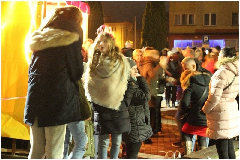 Z muzyką, tańcem i wystrzałami korków od szampana Mońki...