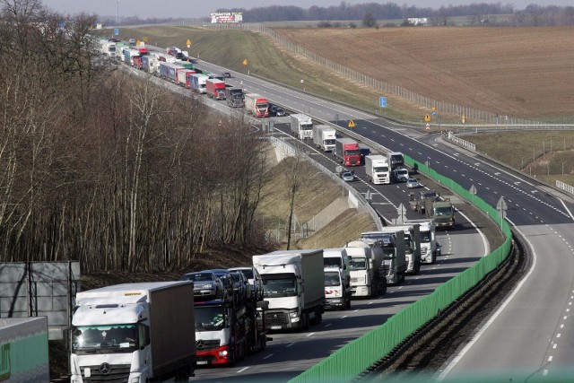 Wypadek i korek na autostradzie A4 Wrocław - Legnica, zdjęcie ilustracyjne