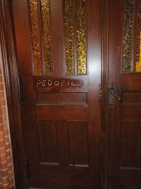 Ełk. Dewastacja drzwi Katedry pw. Św. Wojciecha. Na drzwiach znalazł się napis "PEDOFILE" (zdjęcia)