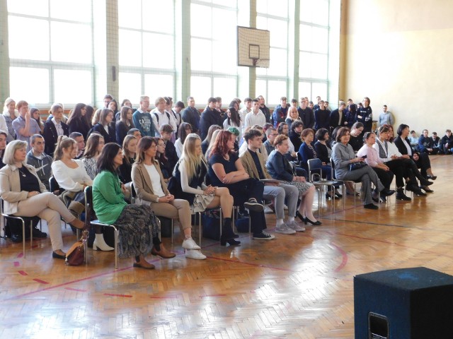 W trakcie uroczystości nie zabrakło występów artystycznych, konkursów i podziękowań. Zobacz kolejne zdjęcia. Przesuwaj zdjęcia w prawo - naciśnij strzałkę lub przycisk NASTĘPNE