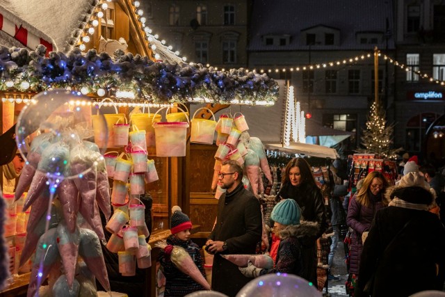 Bydgoski Jarmark Świąteczny tradycyjnie już urządzany jest na Starym Mieście. Ciągnie się od Placu Teatralnego, przez ulicę Mostową i Most Staromiejski, do Starego Rynku